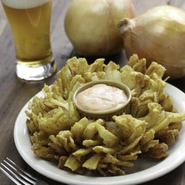 A blooming onion with sauce and two beers
