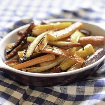Roasted carrots with honey and thyme can be prepared easily in the oven.