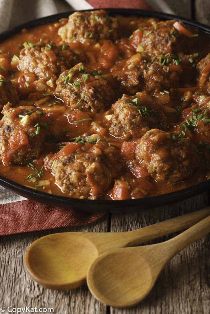 Albóndigas (Meatballs in spicy tomato sauce)