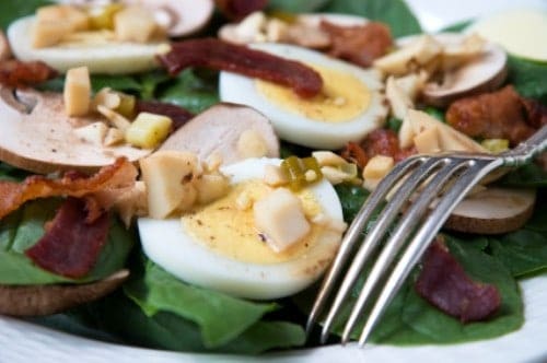 spinach salad with bacon and hard boiled eggs