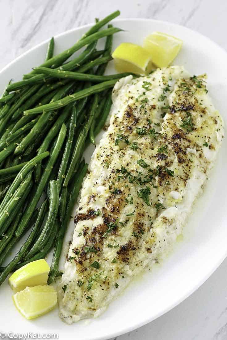 pescado blanco al horno en un plato