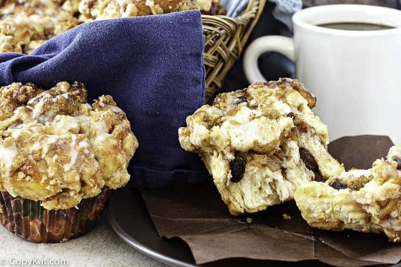 cinnamon apple raisin muffins with crumb topping