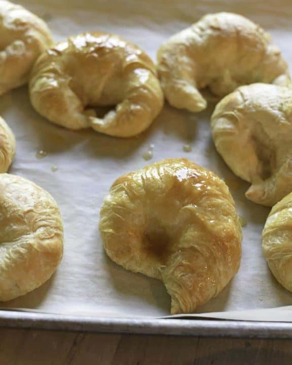 Recreate Cheddars Honey Butter Croissants at home with this easy copycat recipe.