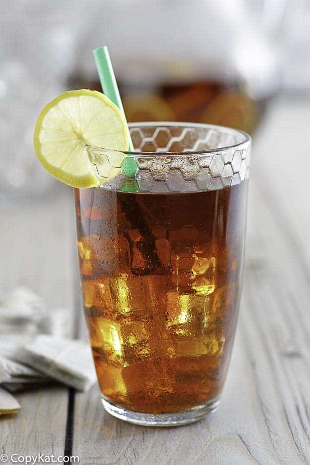 https://copykat.com/wp-content/uploads/2019/02/homemade-copycat-mcdonalds-sweet-tea-2.jpg