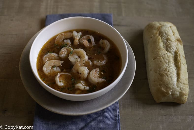 Shrimp cooked in broth, served with bread. 