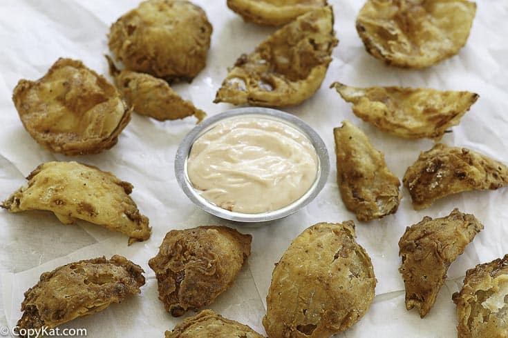 Fried onion petals and spicy ranch sauce 