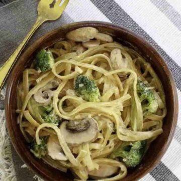 a bowl of broccoli pasta