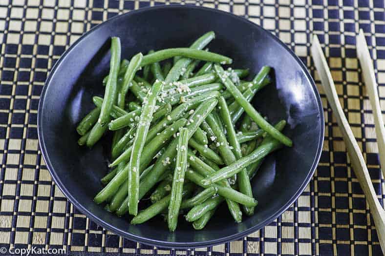 fresh green beans with garlic butter in a serving bowl