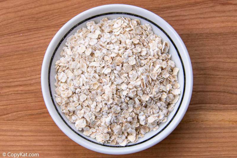 A bowl of uncooked Instant oats