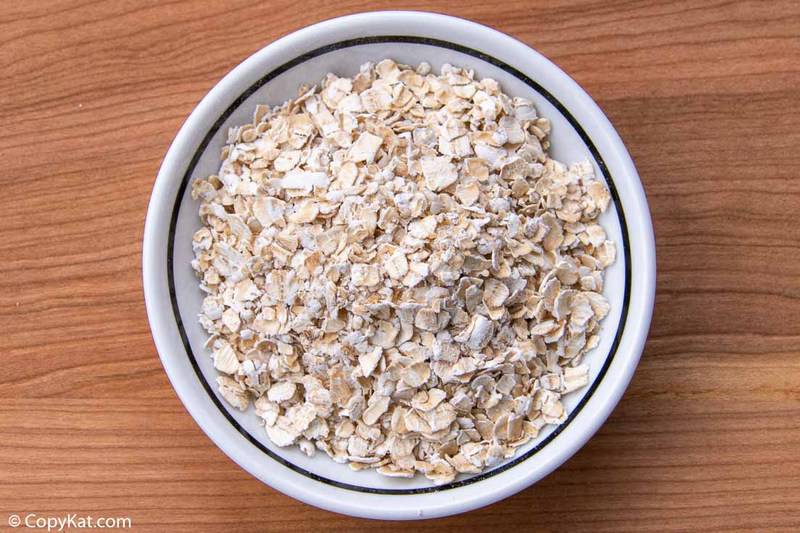 A bowl of uncooked quick cook oats