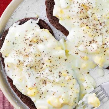 creamed eggs on toast breakfast