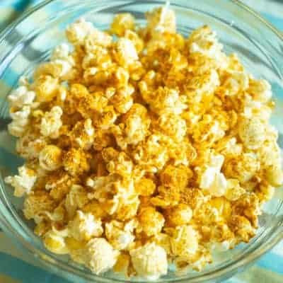 palomitas de maíz al curry en un recipiente de vidrio