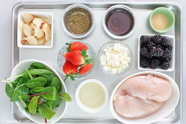 ingrédients de la salade de poulet aux baies d'été