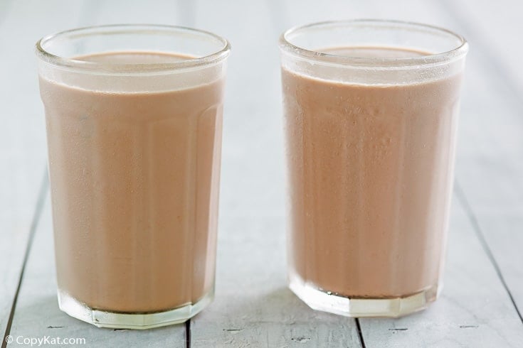 Kahlua Mudslide cocktail in two glasses