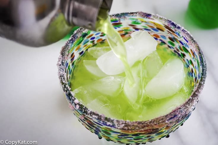 Verter Mountain Dew Margarita en un vaso