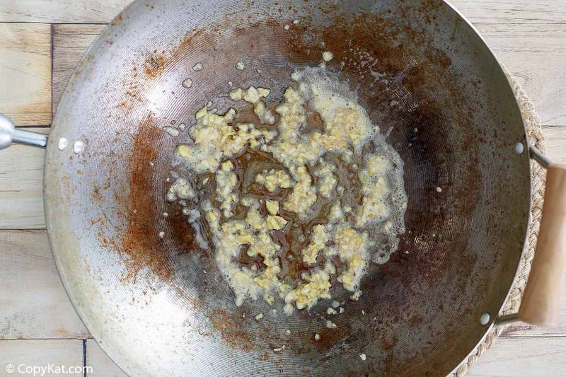 ajo, jengibre y aceite en un wok