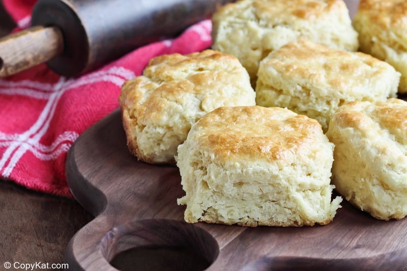 Galletas hechas con mezcla Bisquick casera sobre una tabla de madera