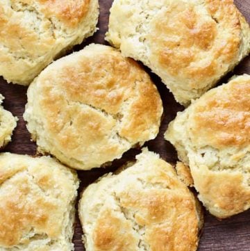 Vista aérea de galletas hechas con mezcla Bisquick casera