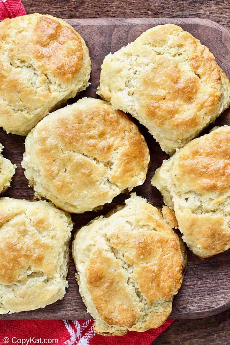 Vista aérea de galletas hechas con mezcla Bisquick casera