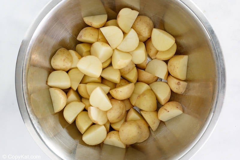 patatas nuevas en cuartos en un tazón