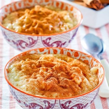 two bowls of homemade Kozy Shack rice pudding and cinnamon sticks