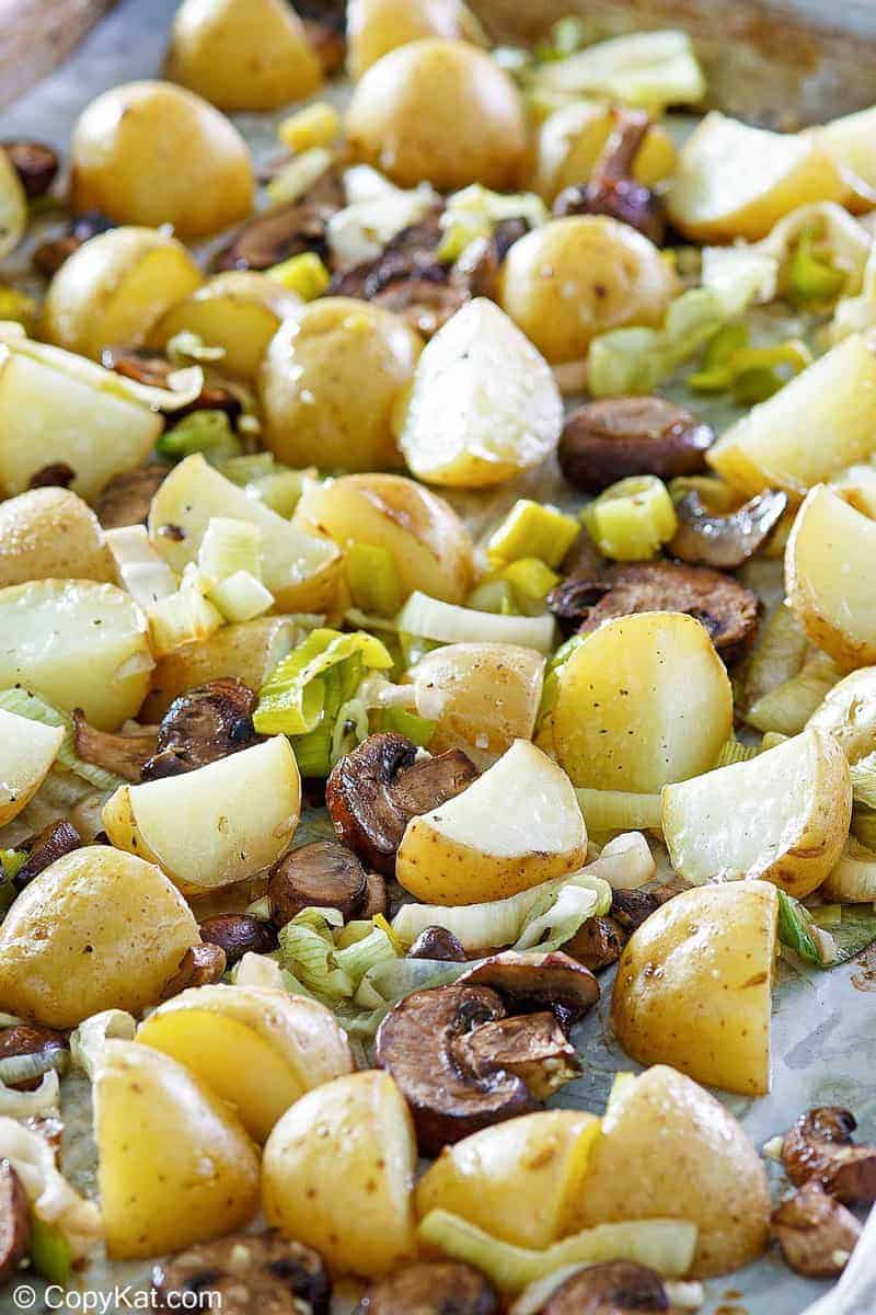 puerros, patatas y champiñones asados ​​en una sartén