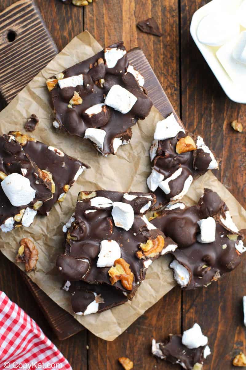 eight pieces of rocky road candy with walnuts