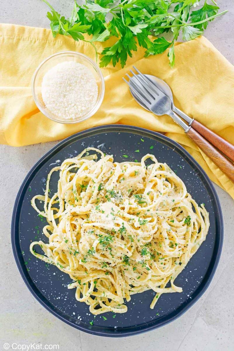 best-creamy-alfredo-sauce-recipe-video-copykat-recipes