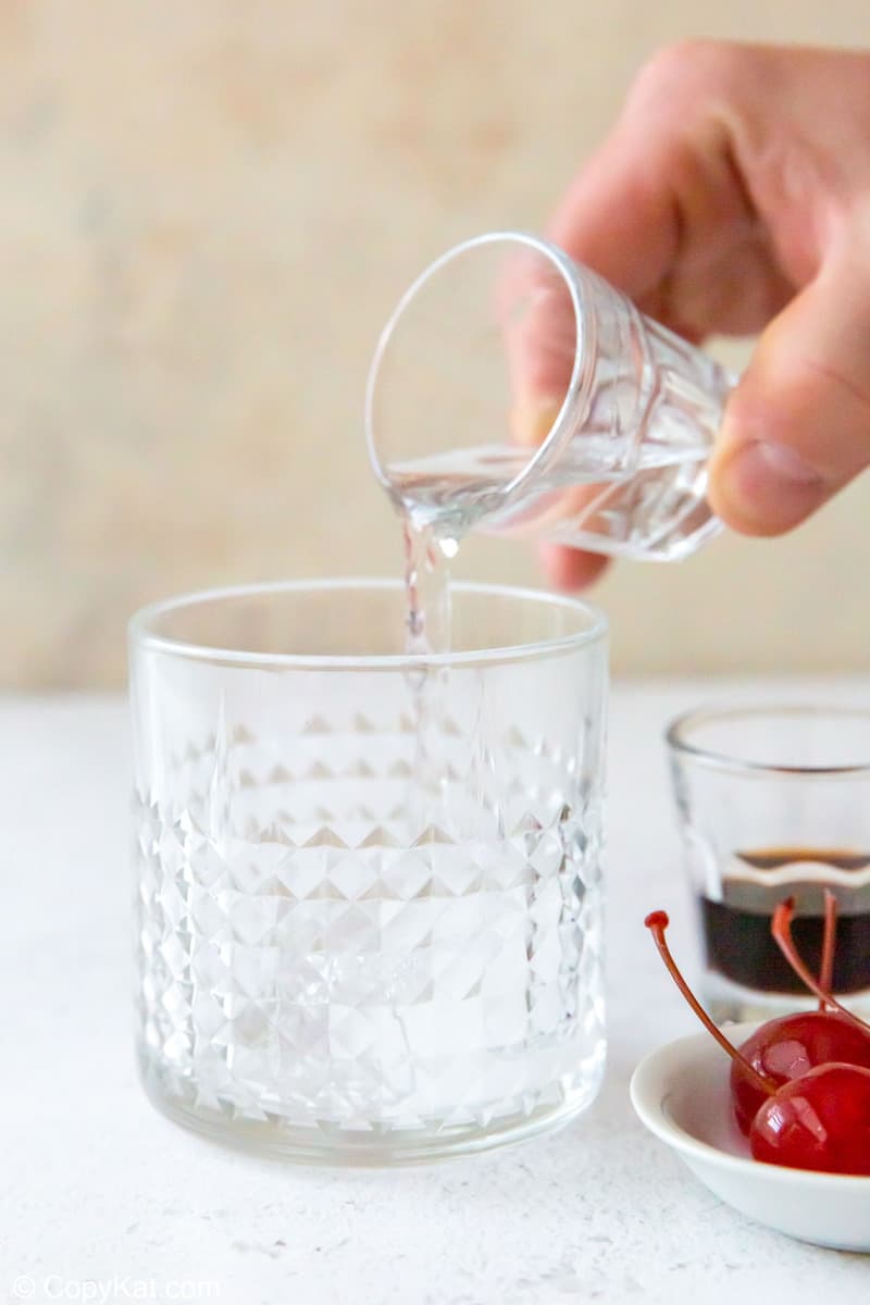 vertiendo vodka en un vaso