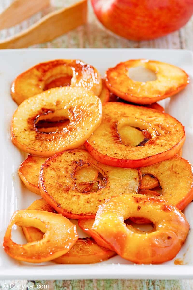 manzanas fritas en un plato