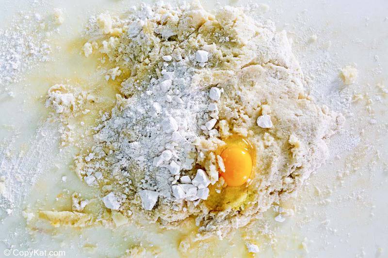 bir çalışma yüzeyinde patates püresi, tuz, un ve yumurta
