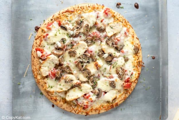 Pizza formaggio casera de pollo Olive Garden recién horneada