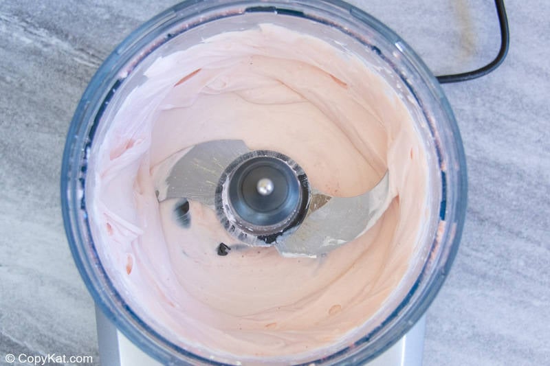 Queso crema de fresa casero en un procesador de alimentos