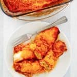 vista aérea de enchiladas de pollo con crema agria en un plato y en un plato para hornear
