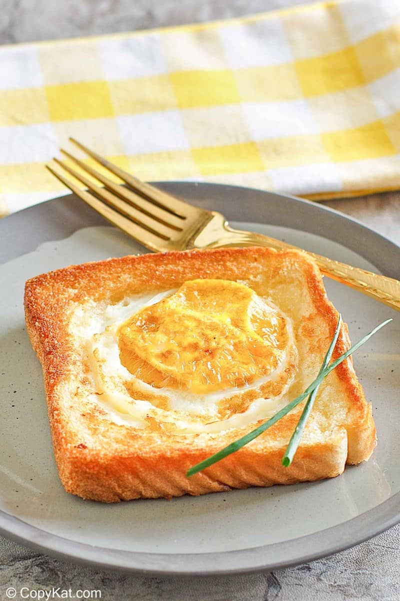 Eggs In a Basket Recipe (With Buttery Toast)