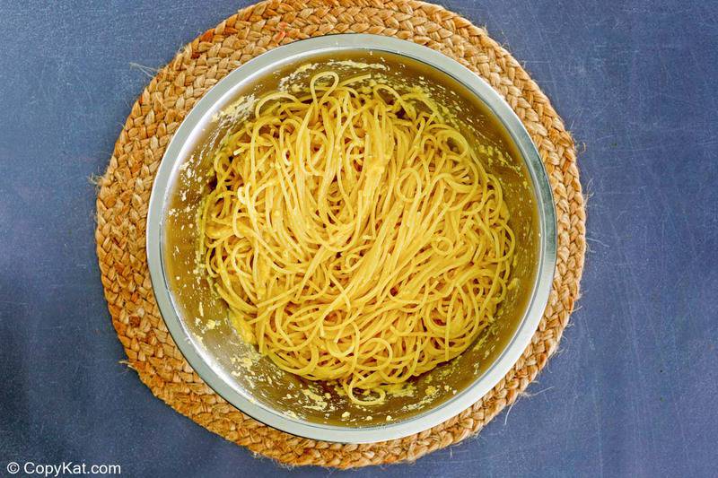 Bir kapta spagetti, yumurta ve parmesan karışımı
