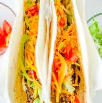 dos tacos caseros de Taco Bell con carne de res, lechuga, queso y tomates