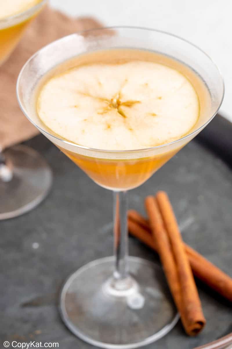 caramel apple martini garnished with an apple slice