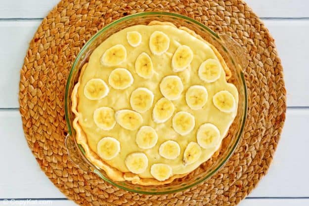 sliced bananas on top of banana cream pie filling