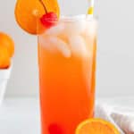 bevanda fatta in casa Olive Garden Venetian Sunset guarnita con una fetta di ciliegia e arancia.
