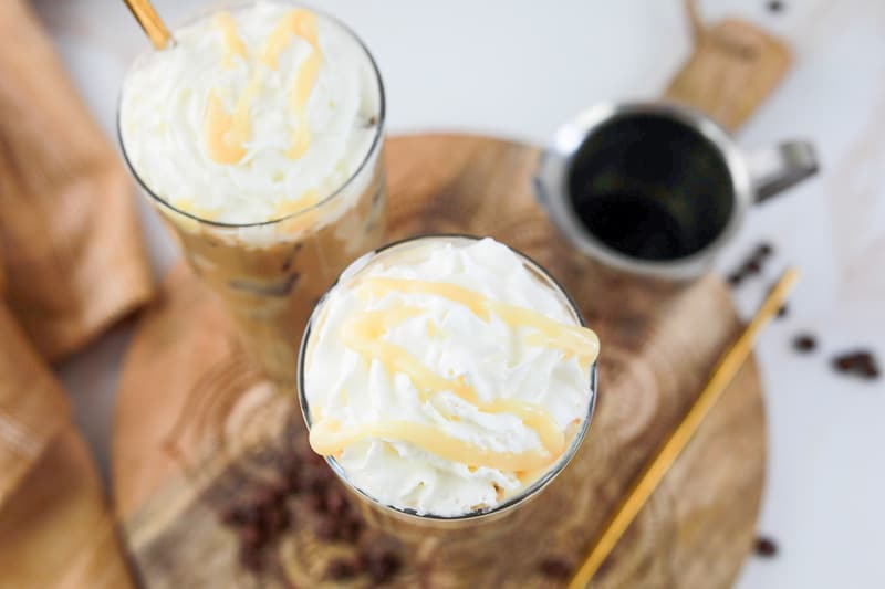 Blick von oben auf ein Nachahmer-Mokka-Getränk mit eisgekühlter weißer Schokolade von Starbucks.