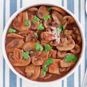 a bowl of copycat Steak and Ale sauteed mushrooms.