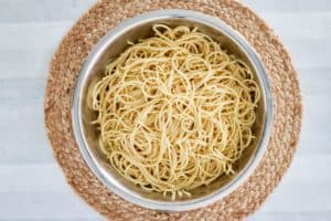 cooked spaghetti in a bowl.