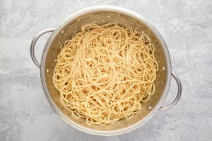 cooked spaghetti noodles in a colander.