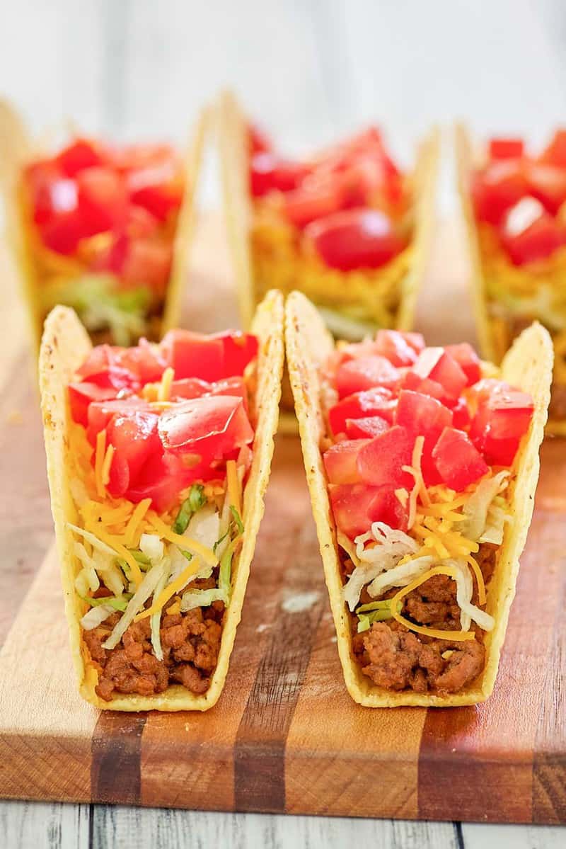 Imitación Taco Bell tacos crujientes en un tablero.