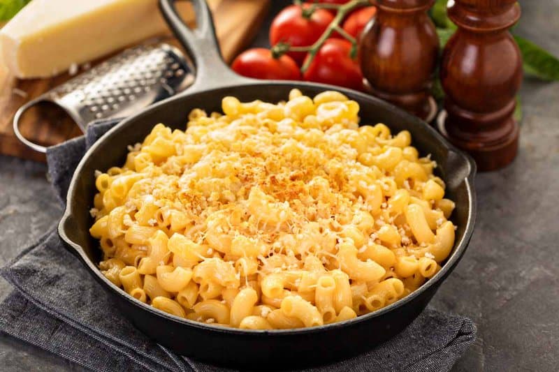 copycat Grand Lux Cafe macaroni and cheese skillet.