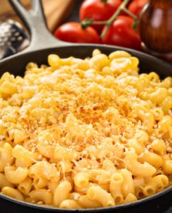 closeup of macaroni and cheese in a cast iron skillet.