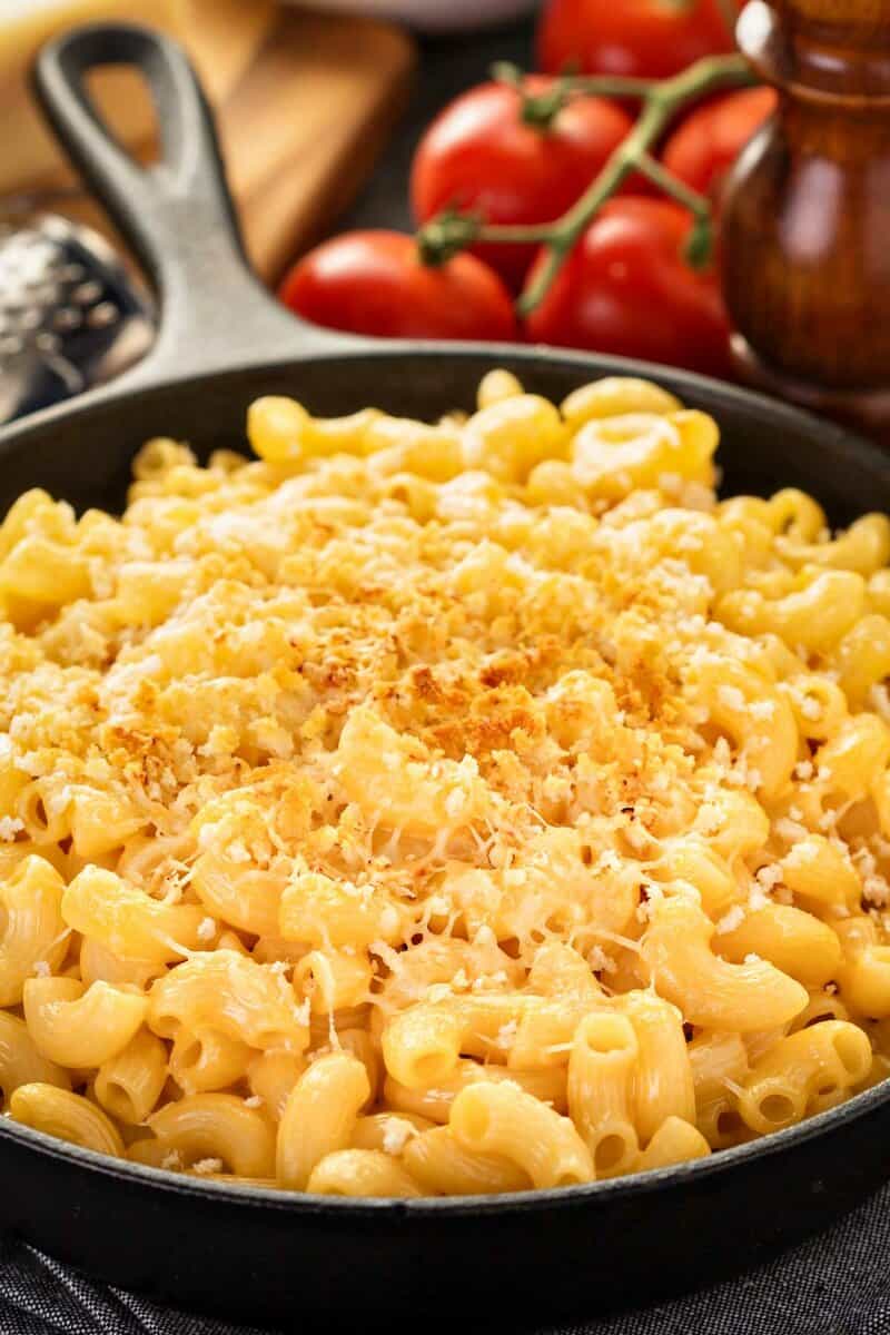 closeup of macaroni and cheese in a cast iron skillet.