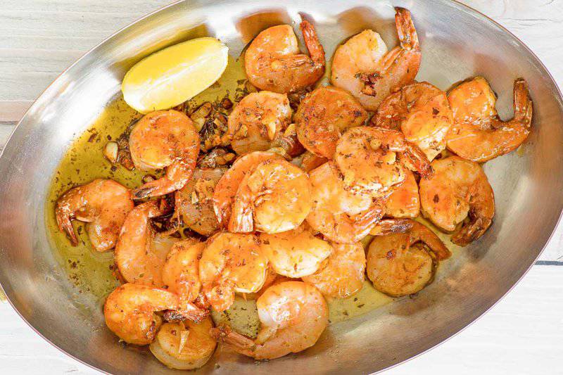 overhead view of copycat Bubba Gump shrimp in a skillet.