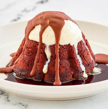 copycat Chili's molten lava cake dessert.